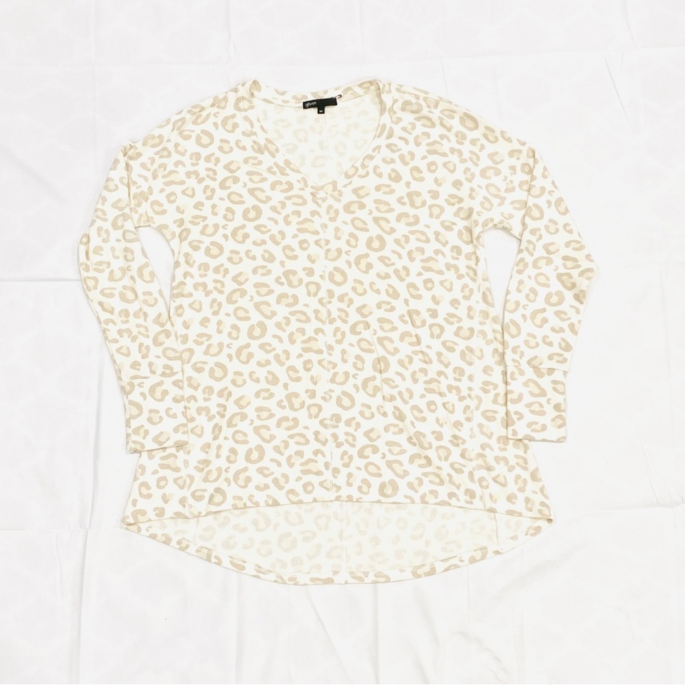 NWOT Gibson Cheetah Print High Low Long Sleeve V-neck Top